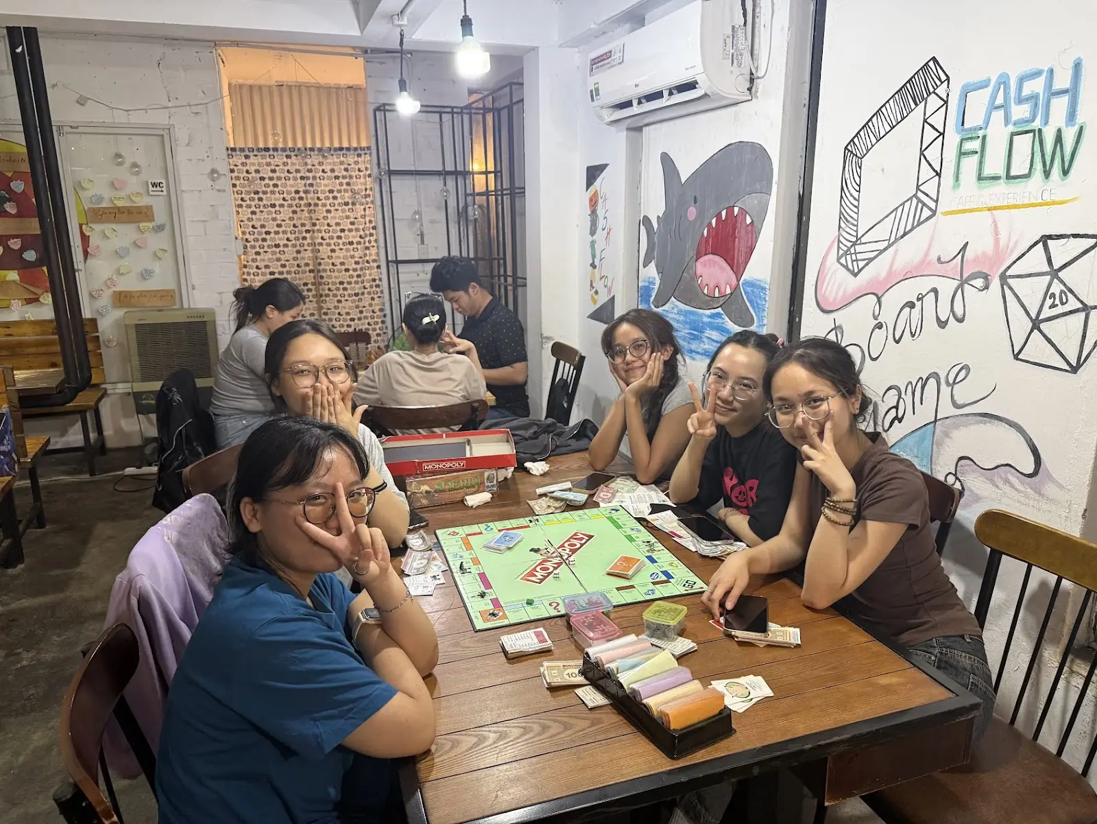 Kh&aacute;ch chơi board game ở tầng trệt Cashflow Board Game Cafe Quận 10