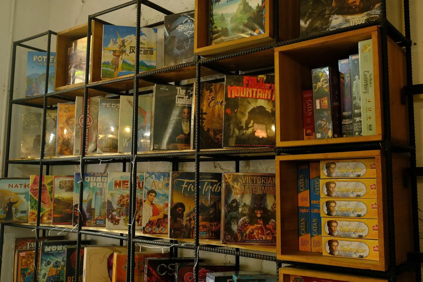 Tủ board game v&agrave; game t&agrave;i ch&iacute;nh Cashflow tại qu&aacute;n Quận 10