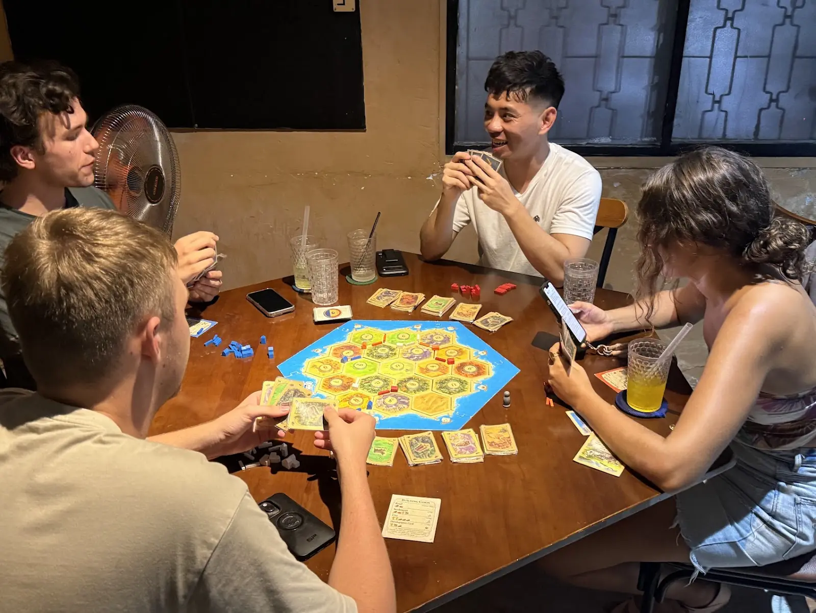 Kh&aacute;ch chơi Catan tại Board Game Station Quận 1