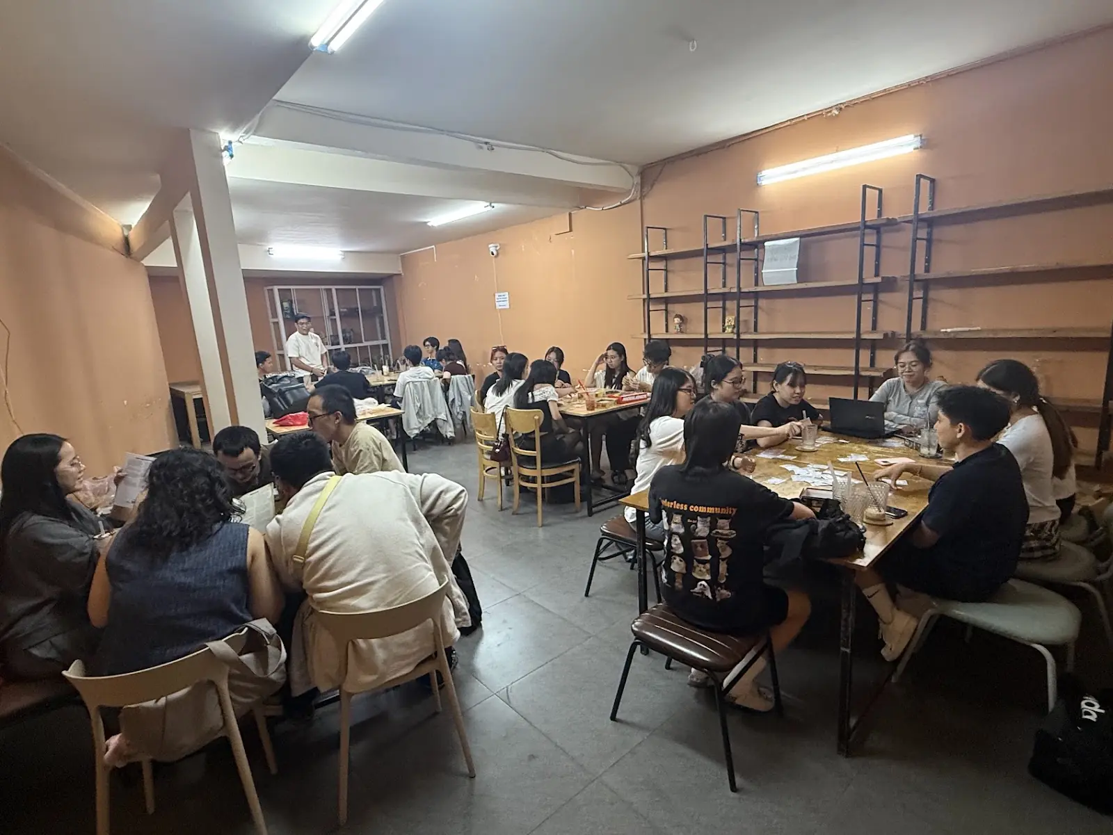 Nh&oacute;m đ&ocirc;ng chơi board game trong kh&ocirc;ng gian lớn tại Board Game Station