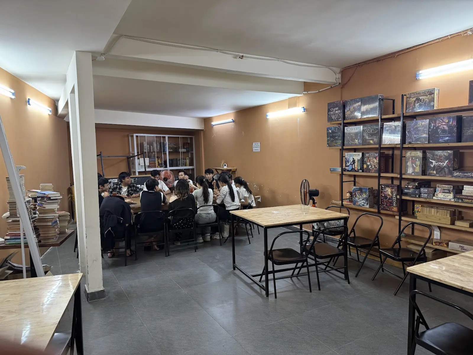 Kh&ocirc;ng gian lớn cho nh&oacute;m 30&ndash;40 người tại Board Game Station 30 C&ocirc; Bắc