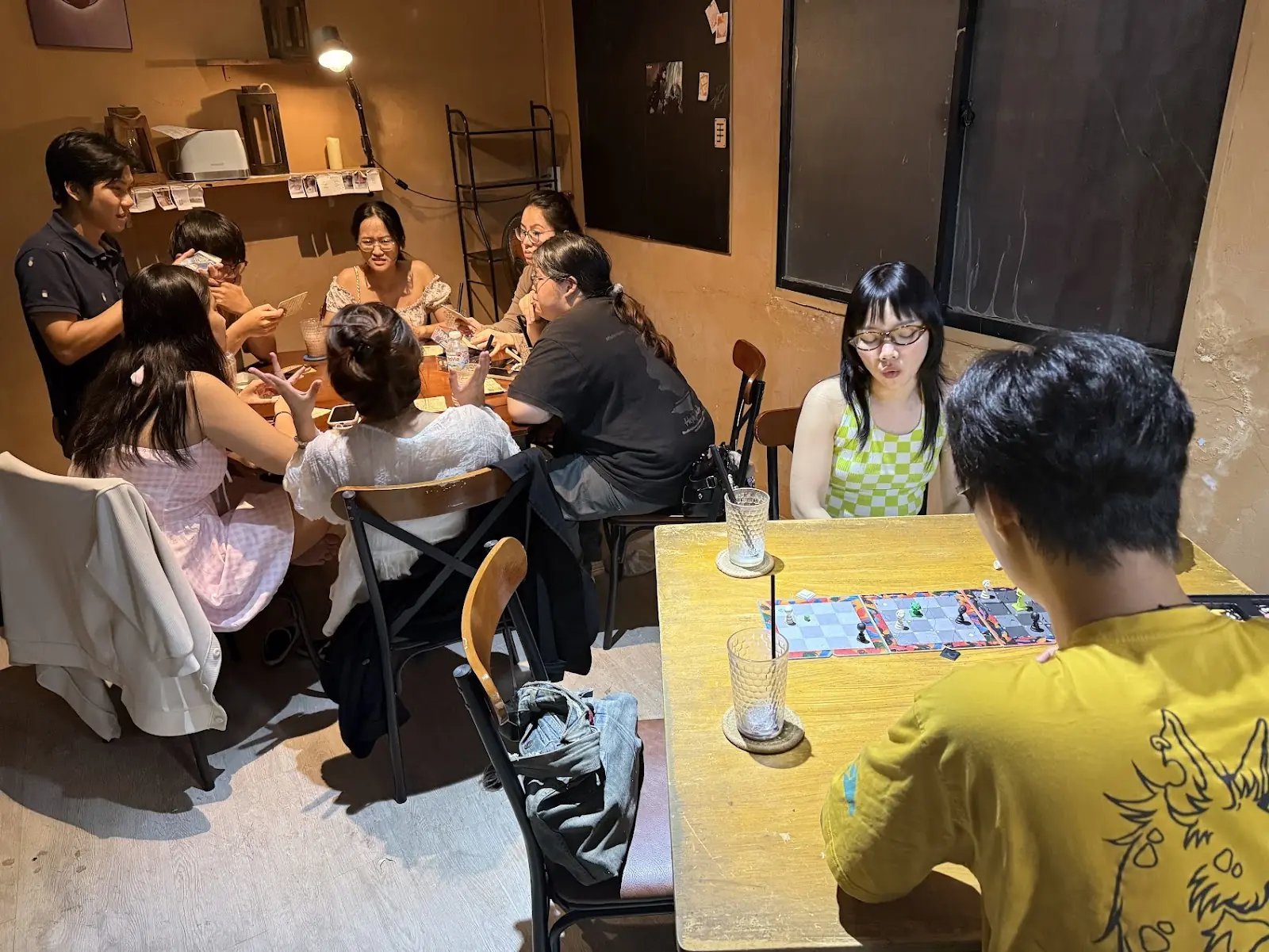 Ph&ograve;ng gh&eacute;p 2 b&agrave;n cho nh&oacute;m đ&ocirc;ng tại Board Game Station