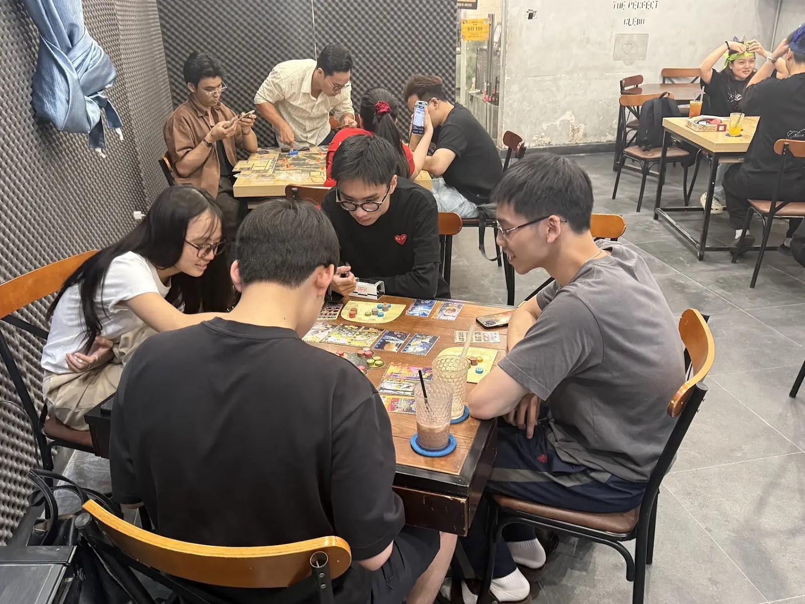 Kh&aacute;ch chơi board game ở tầng trệt Board Game Station Quận 1