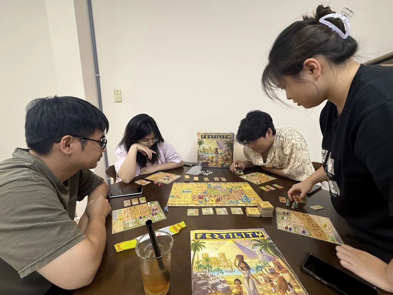 Nh&acirc;n vi&ecirc;n hướng dẫn luật board game tận b&agrave;n tại Board Game Space