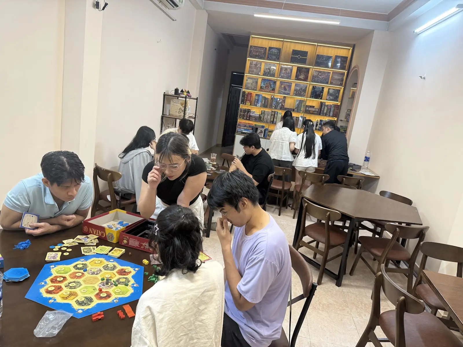 Kh&aacute;ch chơi board game ở tầng trệt Board Game Space B&igrave;nh Thạnh